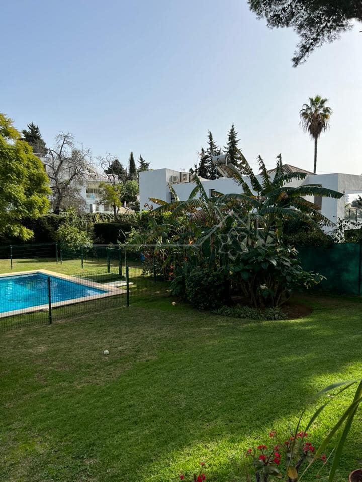 3 makuuhuone Asunto myytävänä paikassa Nueva Andalucia mukana uima-altaan 
autotalli - 300 000 € (Ref: 9583206)