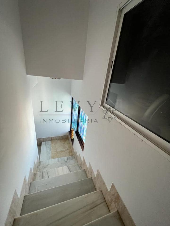 Casa de 8 habitaciones en Benalmádena en venta con garaje - 750.000 € (Ref: 9583207)