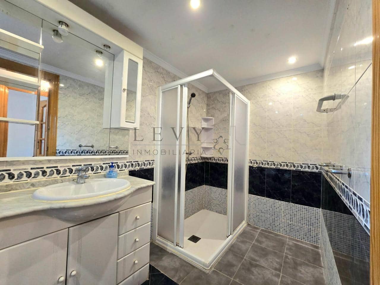 3 sovrum Lägenhet till salu i Malaga stad med garage - 375 000 € (Ref: 9583237)