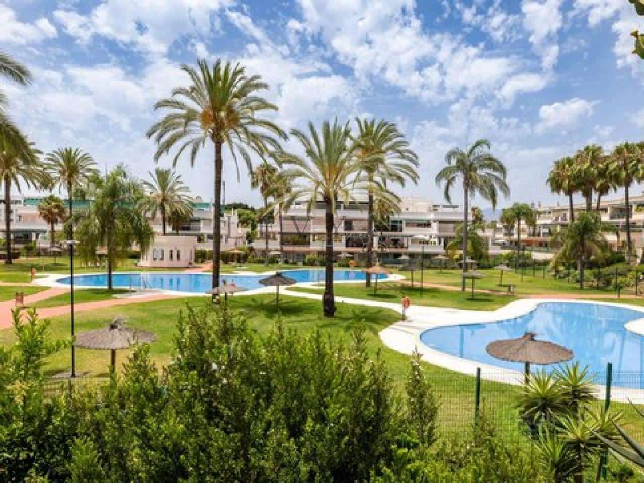 3 camera da letto Appartamento da affittare in Nueva Andalucia con piscina garage - 3.000 € (Rif: 9583270)