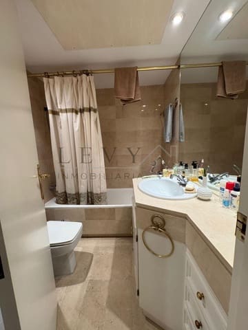 Piso de 2 habitaciones en Río Real, Marbella en venta con piscina garaje - 740.000 € (Ref: 9583288)