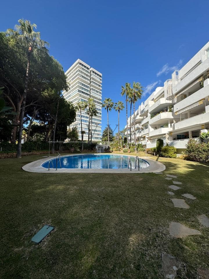 2 bedroom Flat for sale in Rio Real with pool garage - € 740,000 (Ref: 9583288)