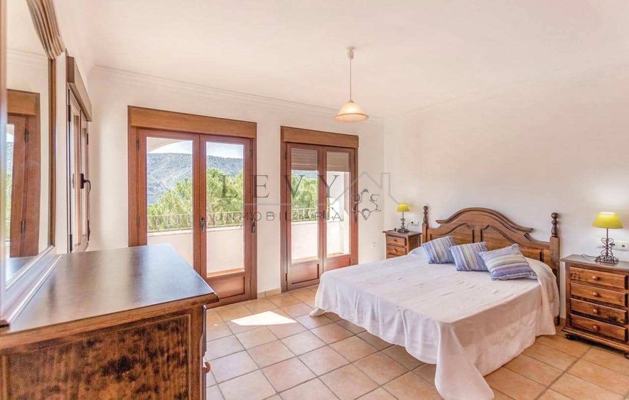 4 bedroom Villa for sale in Cordoba city with pool garage - € 890,000 (Ref: 9583313)