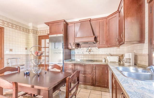 4 bedroom Villa for sale in Córdoba city with pool garage - € 890,000 (Ref: 9583313)