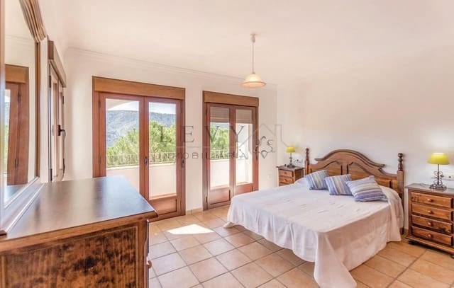 4 bedroom Villa for sale in Córdoba city with pool garage - € 890,000 (Ref: 9583313)