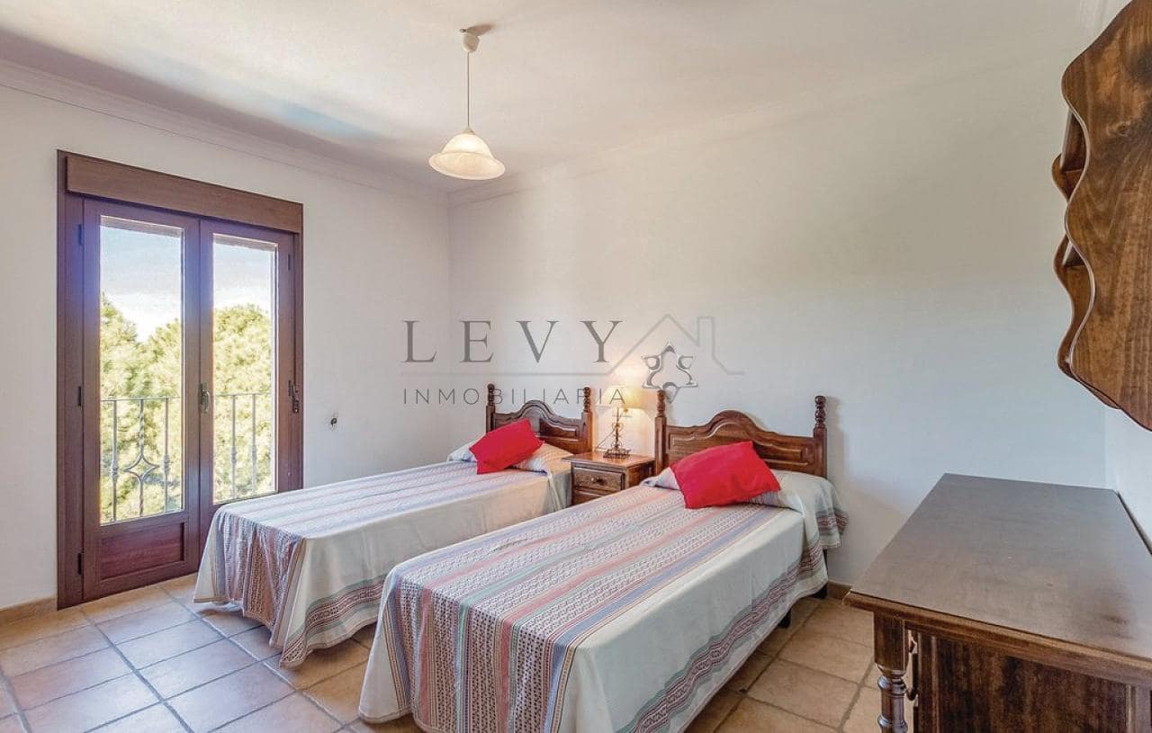 4 bedroom Villa for sale in Cordoba city with pool garage - € 890,000 (Ref: 9583313)