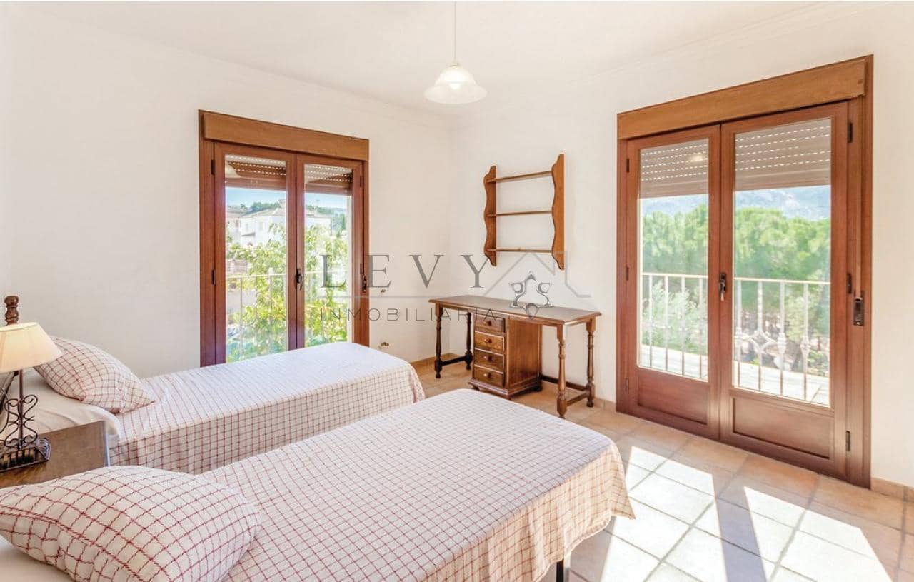 4 bedroom Villa for sale in Cordoba city with pool garage - € 890,000 (Ref: 9583313)