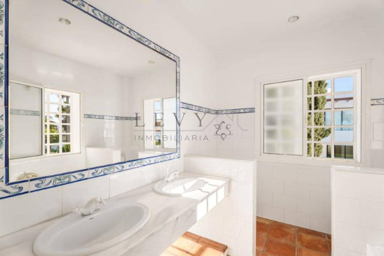 5 Zimmer Villa zu verkaufen in Marbella mit Pool Garage - 2.695.000 € (Ref: 9583316)