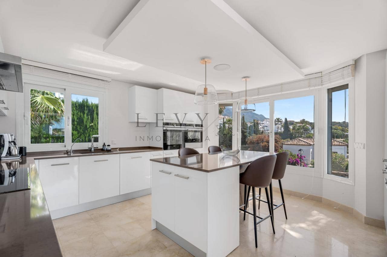 6 bedroom Villa for sale in Nueva Andalucia with pool garage - € 4,250,000 (Ref: 9583321)