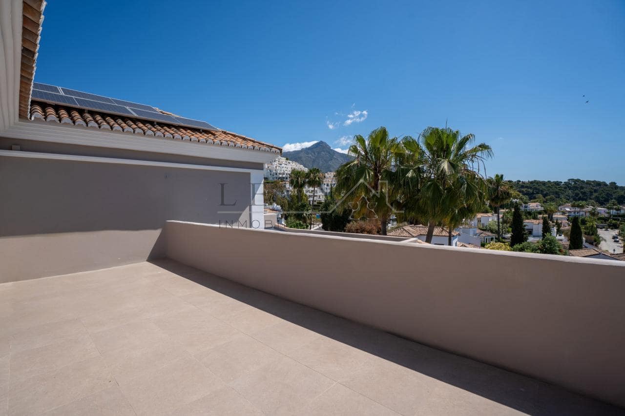 6 bedroom Villa for sale in Nueva Andalucia with pool garage - € 4,250,000 (Ref: 9583321)