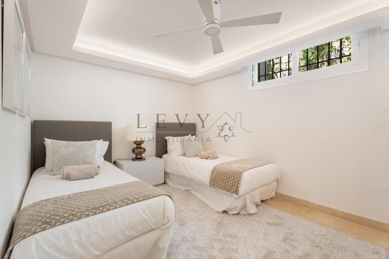 6 bedroom Villa for sale in Nueva Andalucia with pool garage - € 4,250,000 (Ref: 9583321)