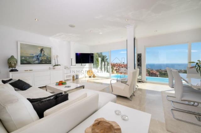 Chalet de 3 habitaciones en Fuengirola en venta con piscina - 1.195.000 € (Ref: 9583323)