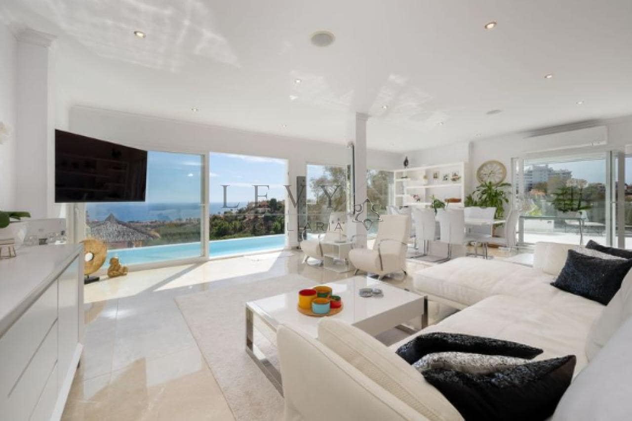 Chalet de 3 habitaciones en Fuengirola en venta con piscina - 1.195.000 € (Ref: 9583323)