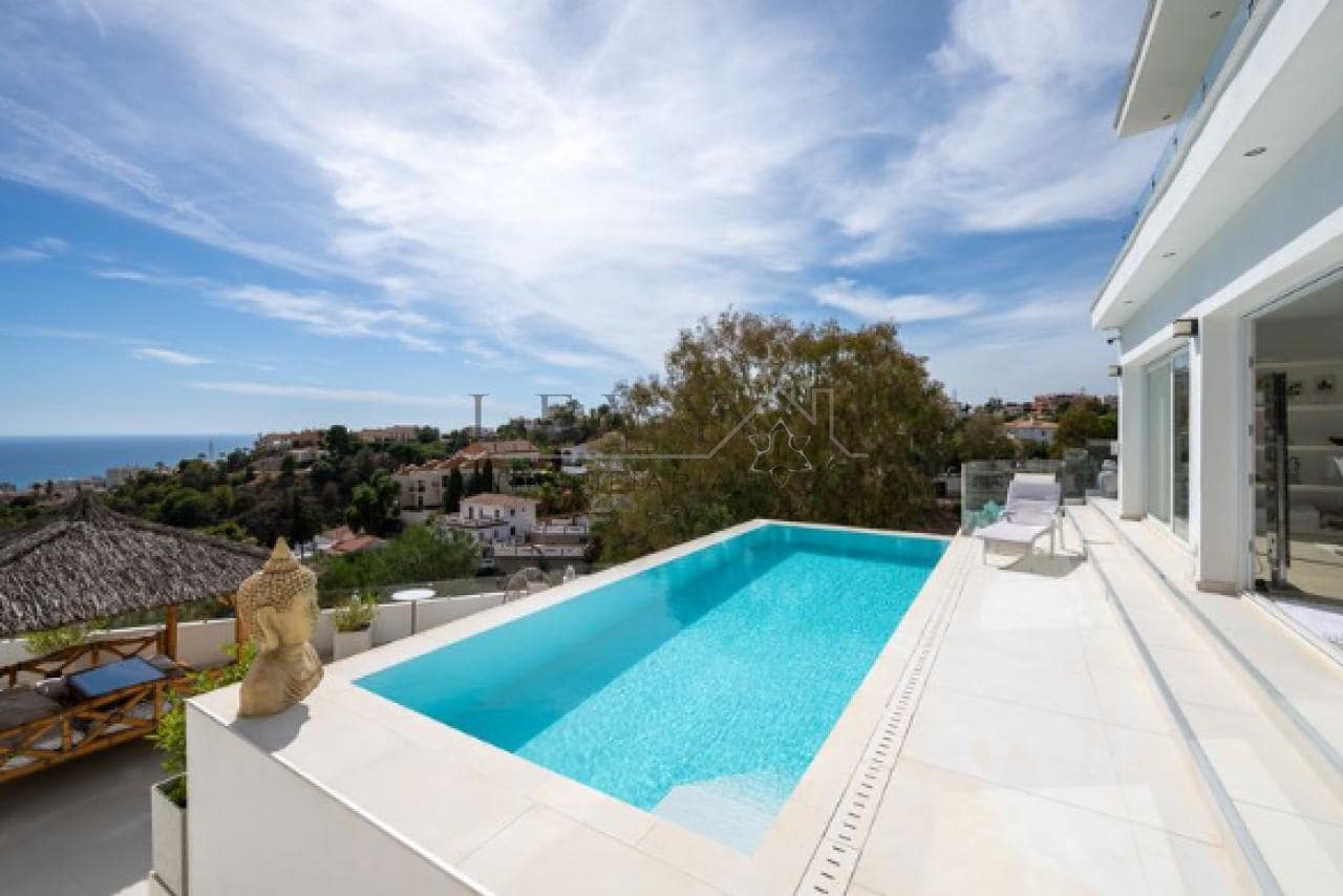 Chalet de 3 habitaciones en Fuengirola en venta con piscina - 1.195.000 € (Ref: 9583323)