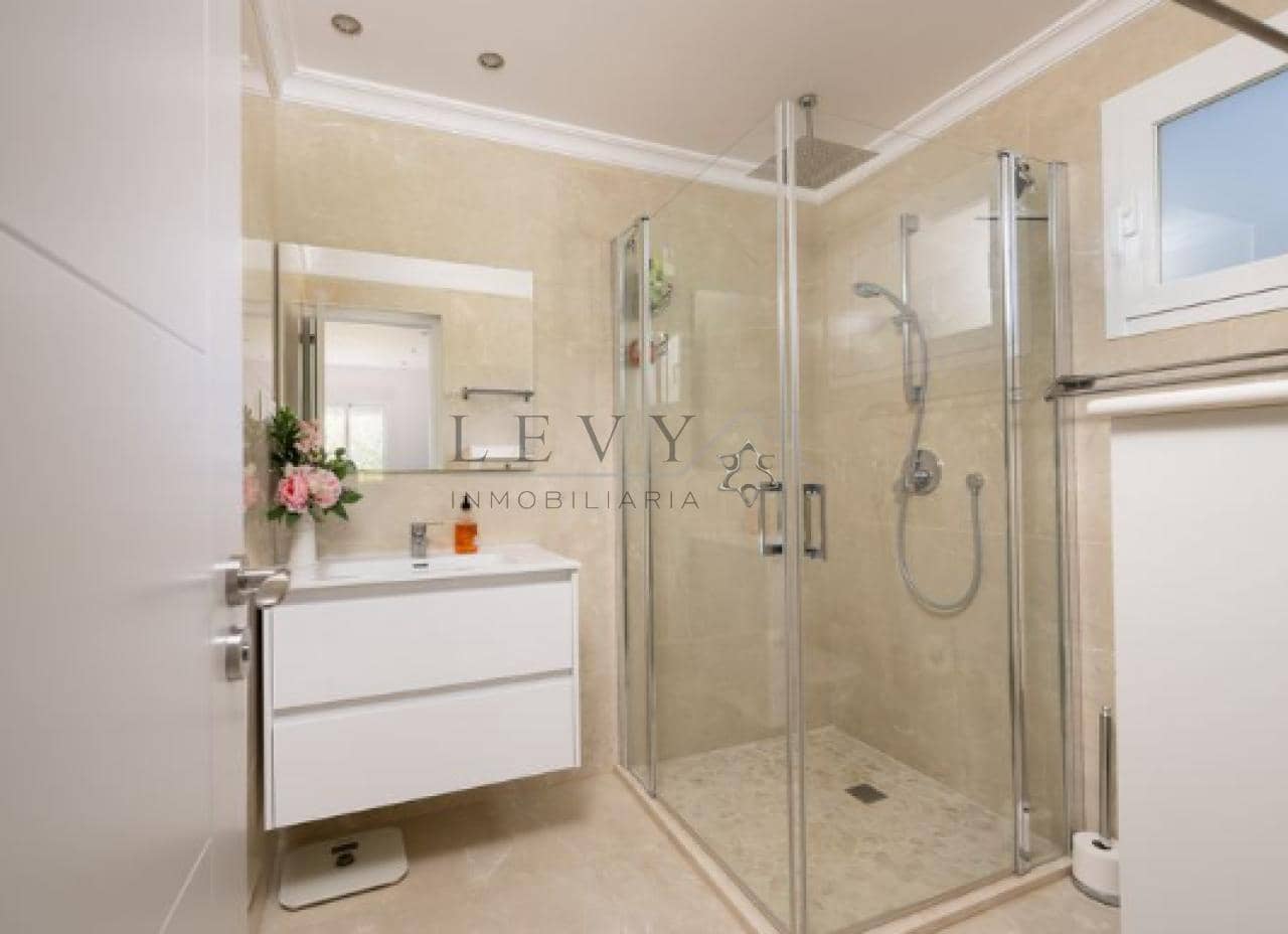 Chalet de 3 habitaciones en Fuengirola en venta con piscina - 1.195.000 € (Ref: 9583323)