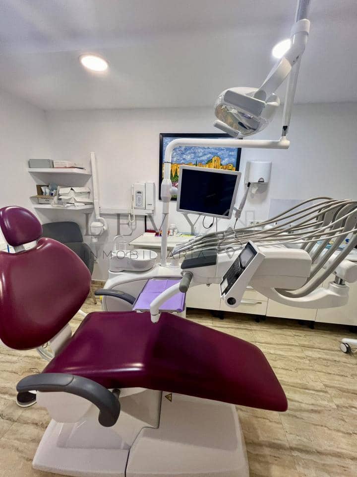 Commercieel te koop in Nueva Andalucia - € 350.000 (Ref: 9583329)