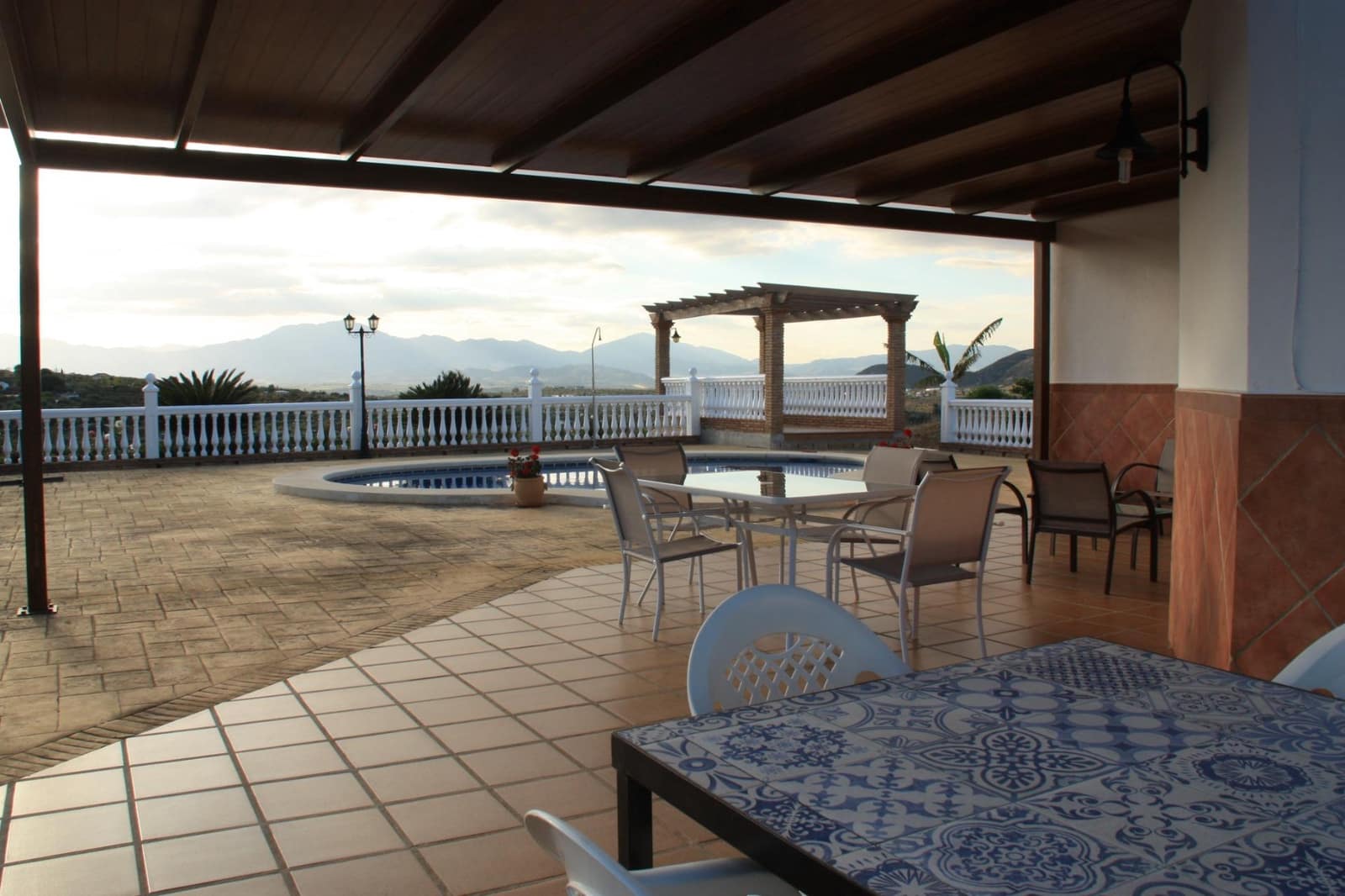 4 bedroom Villa for rent in Alhaurin de la Torre with pool garage - € 2,000 (Ref: 8423437)