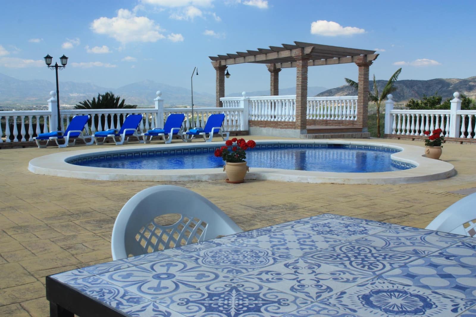 4 bedroom Villa for rent in Alhaurin de la Torre with pool garage - € 2,000 (Ref: 8423437)