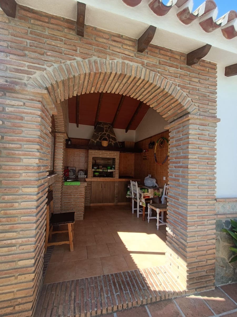 4 bedroom Villa for sale in Alhaurin el Grande with pool garage - € 629,000 (Ref: 9015110)