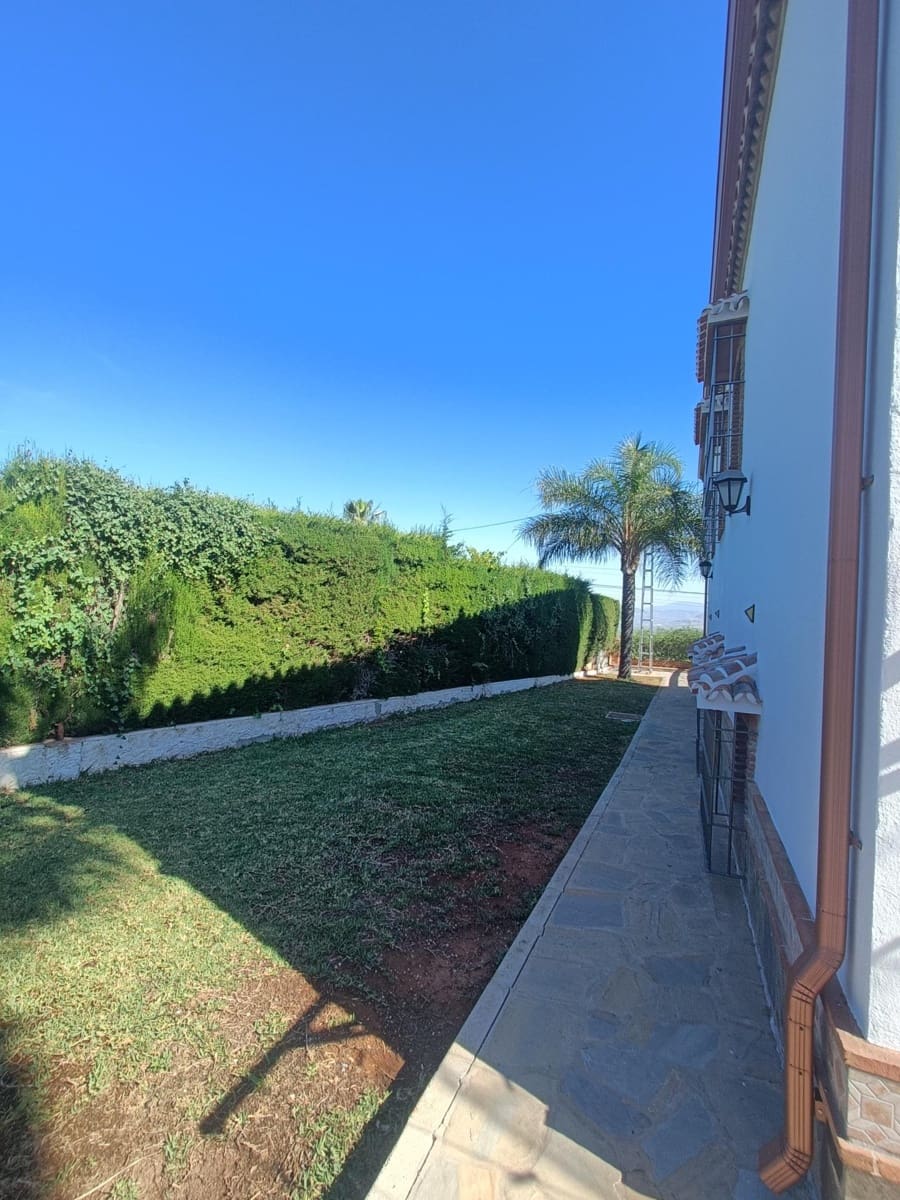 4 bedroom Villa for sale in Alhaurin el Grande with pool garage - € 629,000 (Ref: 9015110)