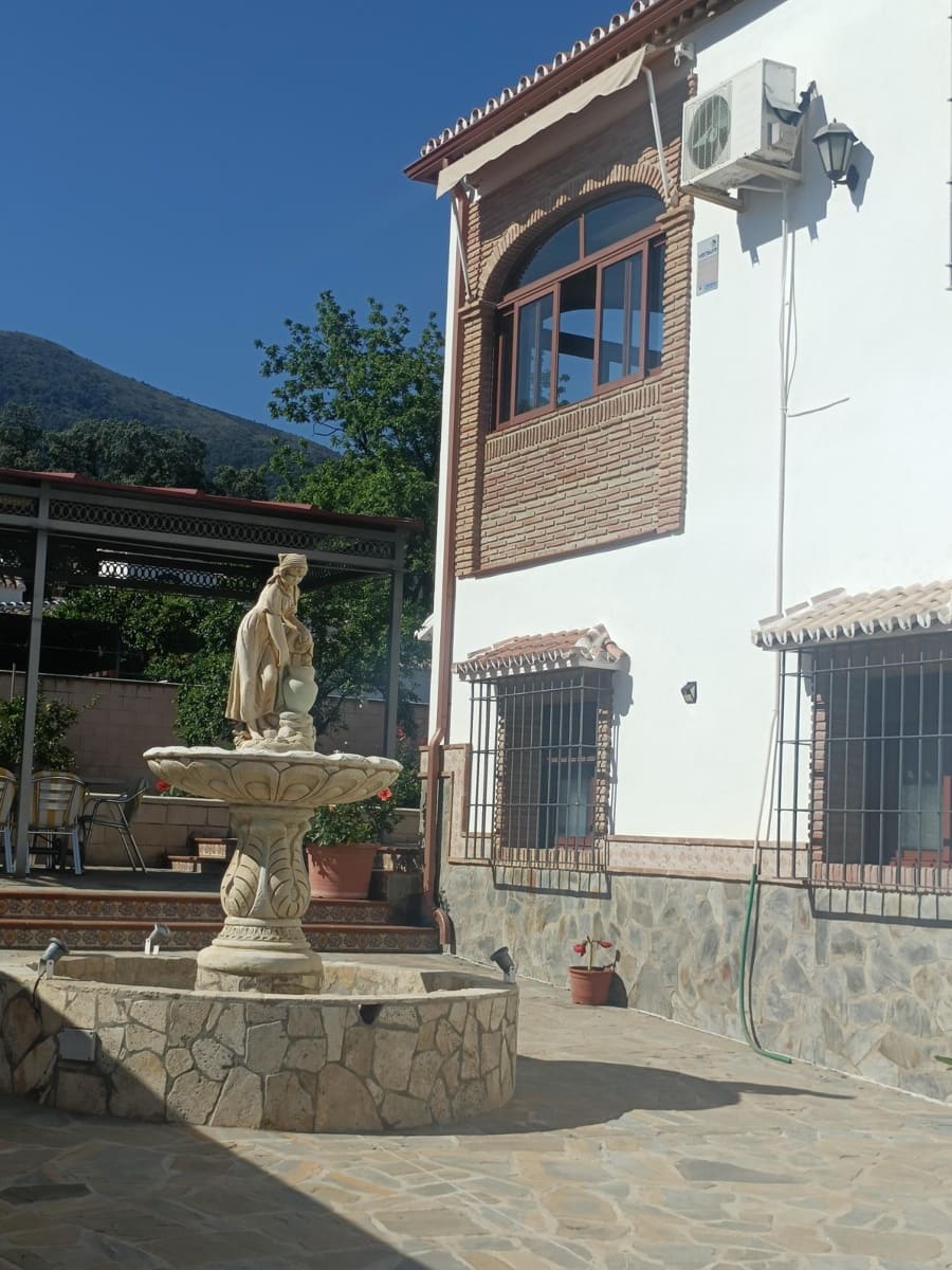 4 bedroom Villa for sale in Alhaurin el Grande with pool garage - € 629,000 (Ref: 9015110)