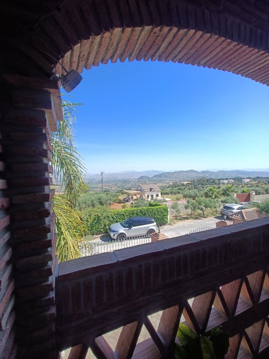 4 bedroom Villa for sale in Alhaurin el Grande with pool garage - € 629,000 (Ref: 9015110)