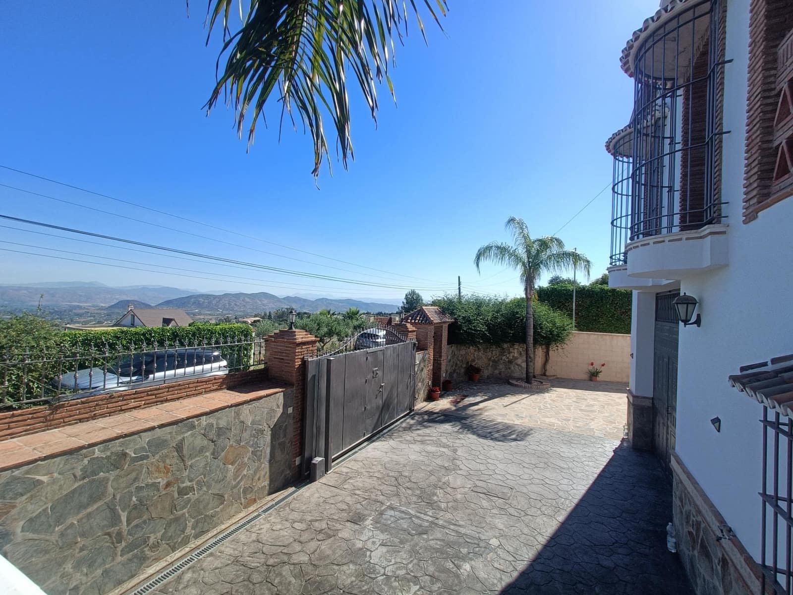 4 bedroom Villa for sale in Alhaurin el Grande with pool garage - € 629,000 (Ref: 9015110)