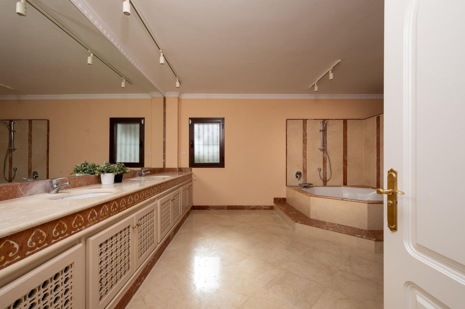 13 bedroom Villa for sale in Alhaurin el Grande with pool garage - € 2,850,000 (Ref: 9171413)