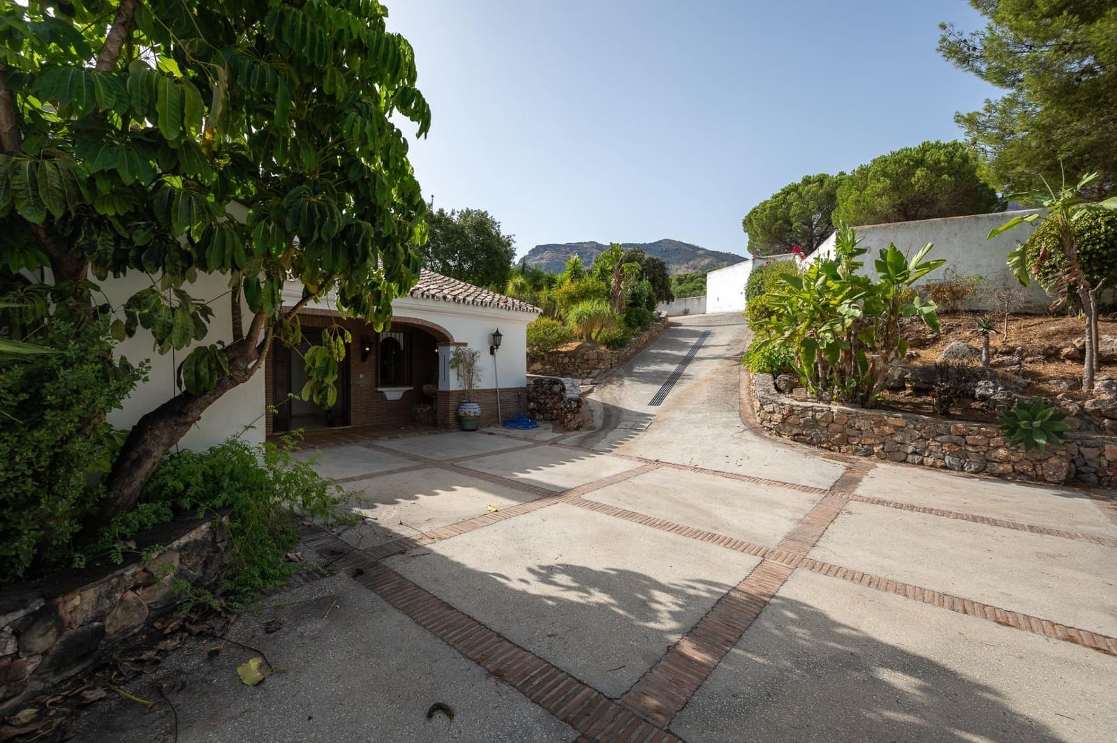 13 bedroom Villa for sale in Alhaurin el Grande with pool garage - € 2,850,000 (Ref: 9171413)