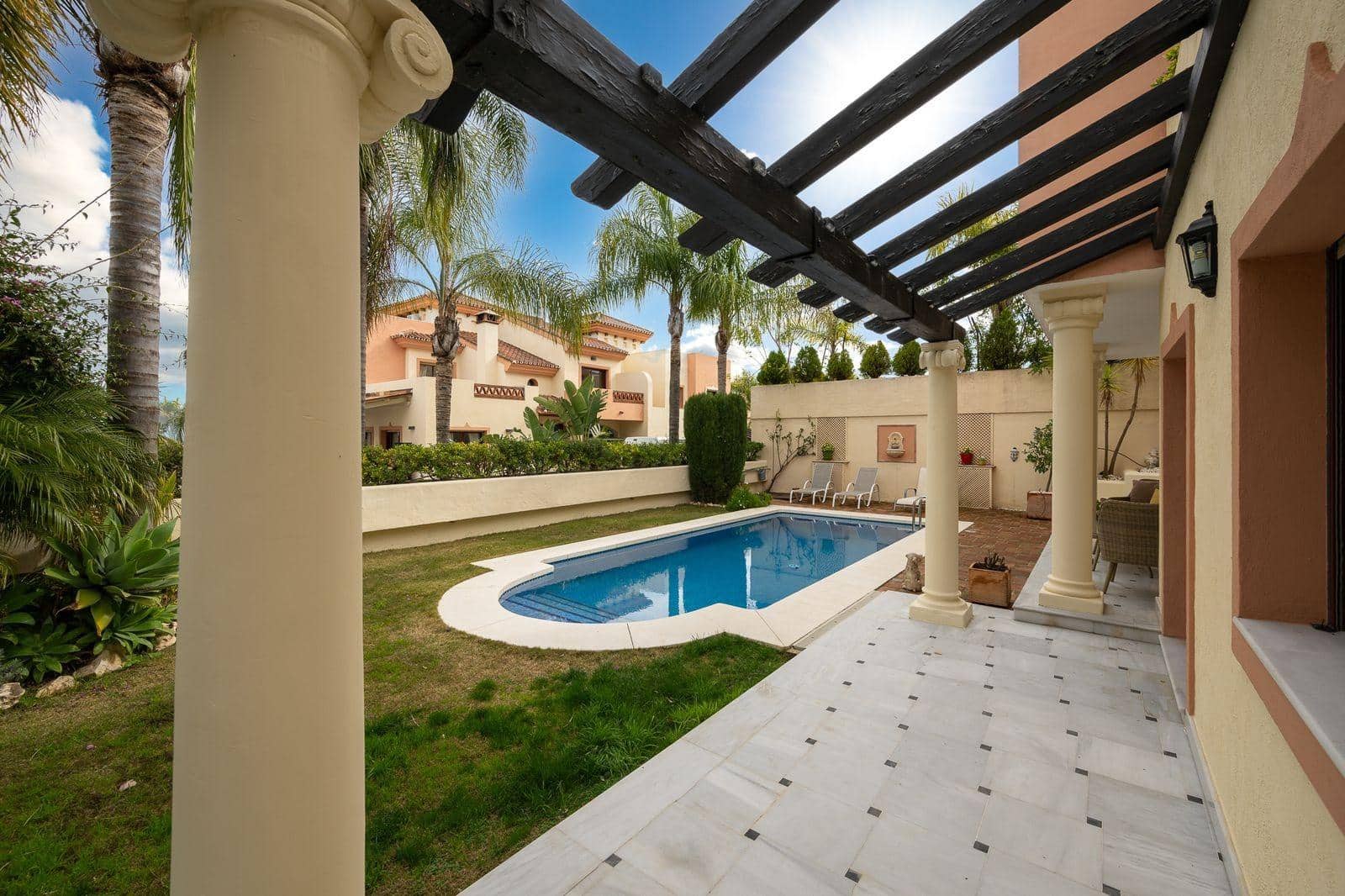 3 bedroom Townhouse for sale in Coin with pool - € 495,000 (Ref: 9591296)