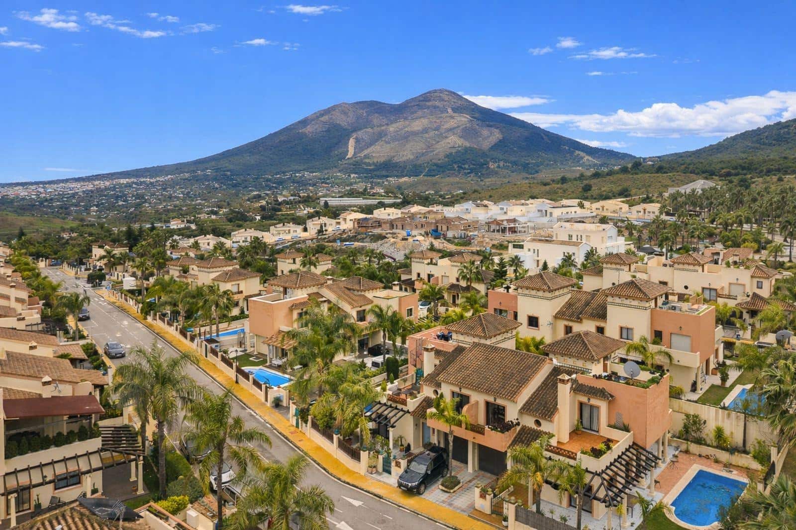 3 bedroom Townhouse for sale in Coin with pool - € 495,000 (Ref: 9591296)