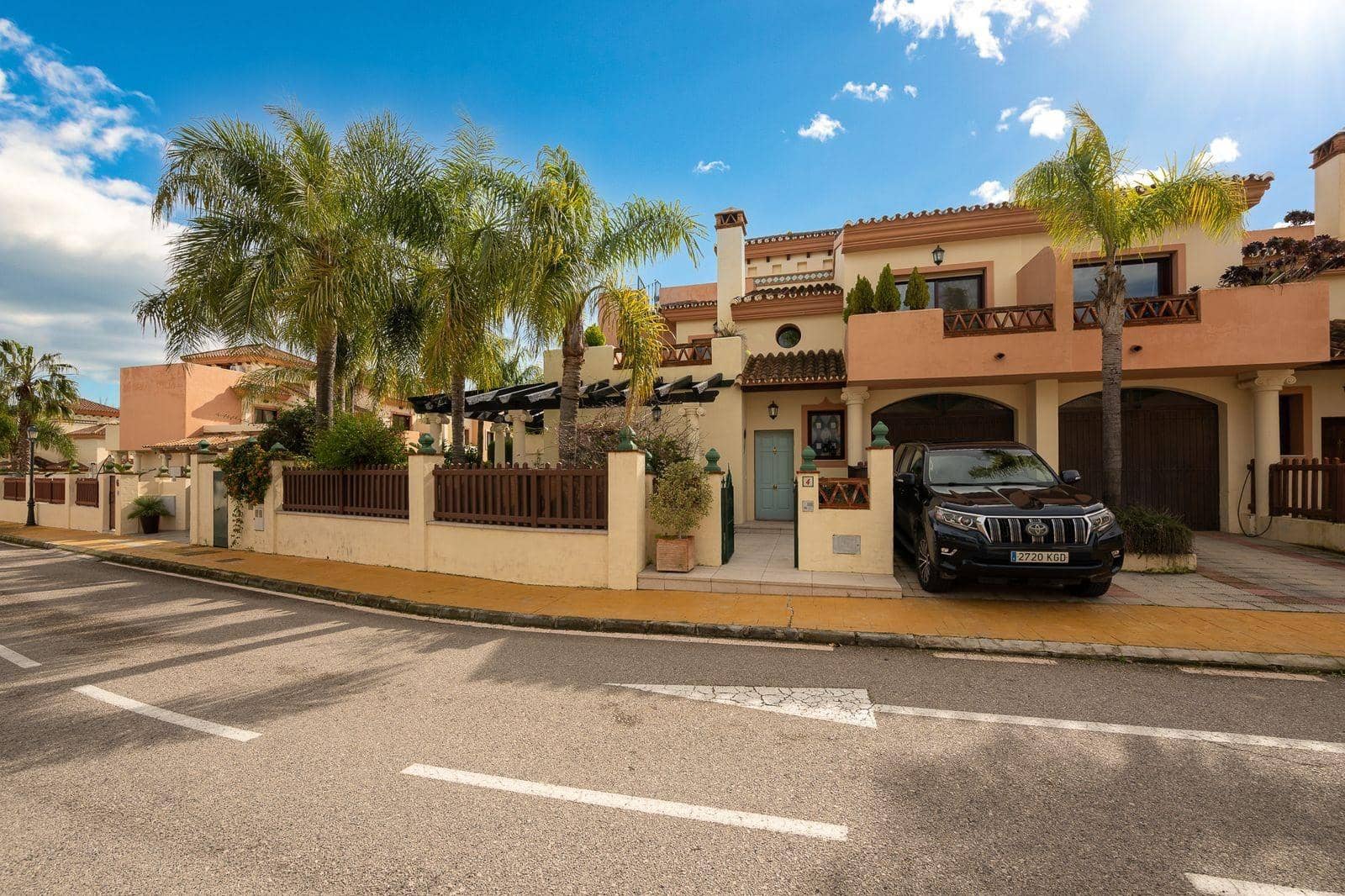 3 bedroom Townhouse for sale in Coin with pool - € 495,000 (Ref: 9591296)