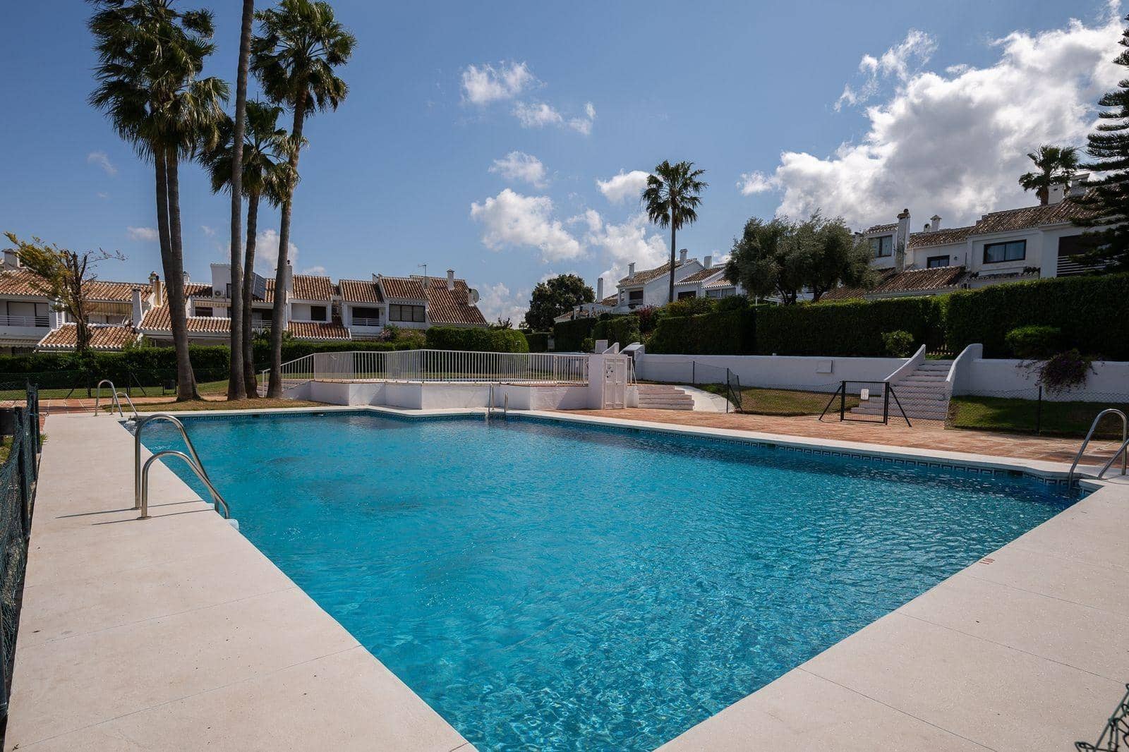 Pareado de 3 habitaciones en Alhaurín el Grande en venta con piscina - 449.500 € (Ref: 9738571)