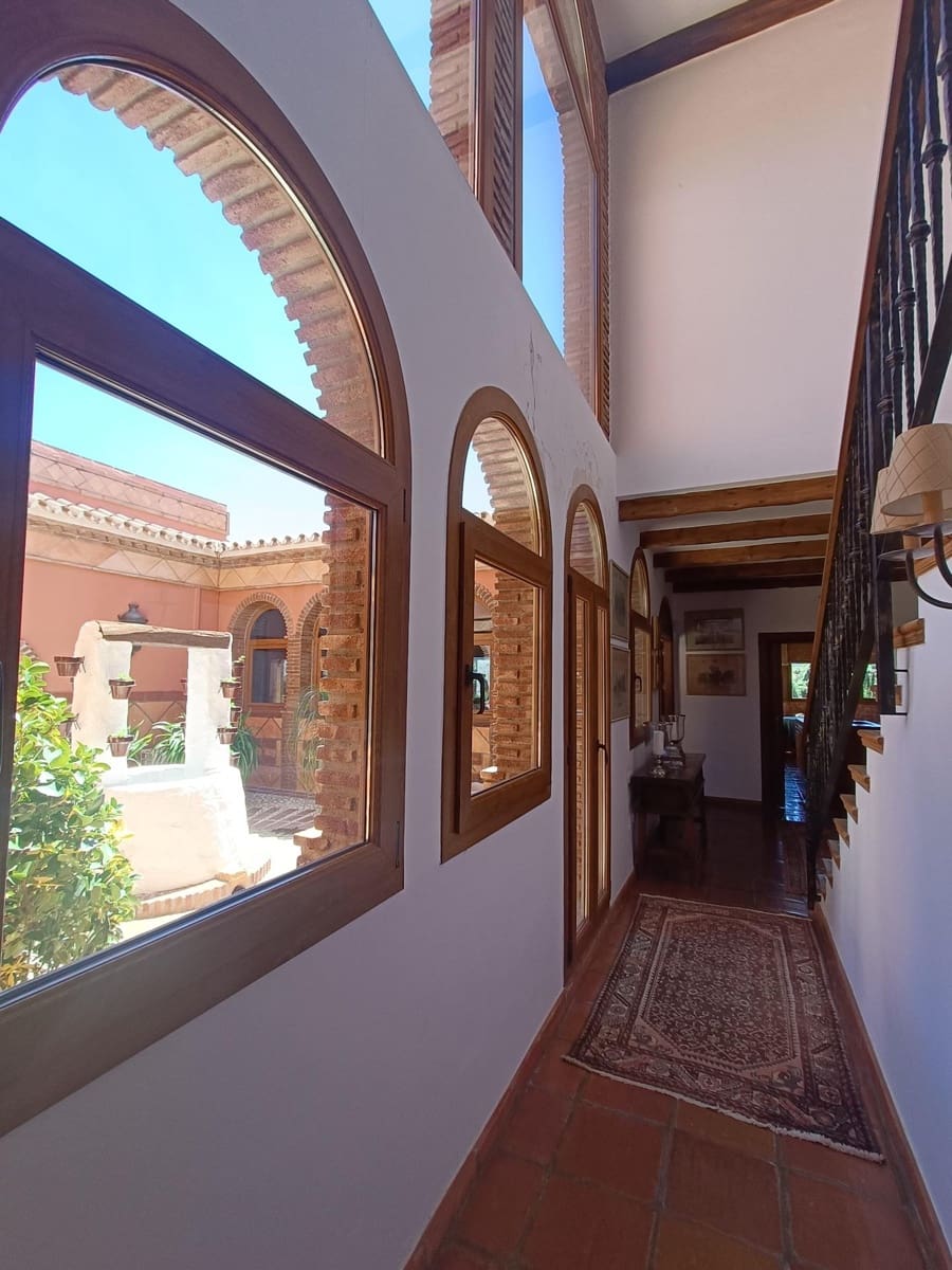 8 sypialnia Finka/Dom wiejski na sprzedaż w Coin z basenem garażem - 2 400 000 € (Ref: 9755692)