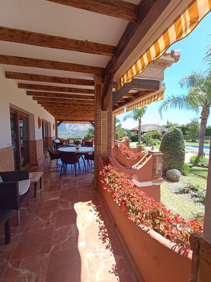 8 sypialnia Finka/Dom wiejski na sprzedaż w Coin z basenem garażem - 2 400 000 € (Ref: 9755692)