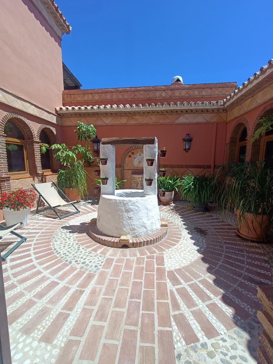 8 sypialnia Finka/Dom wiejski na sprzedaż w Coin z basenem garażem - 2 400 000 € (Ref: 9755692)