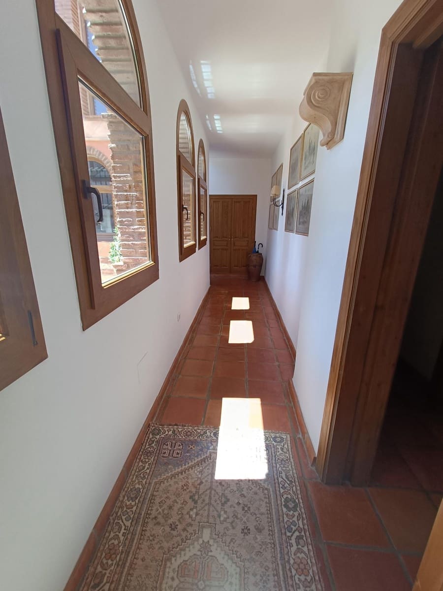 8 sypialnia Finka/Dom wiejski na sprzedaż w Coin z basenem garażem - 2 400 000 € (Ref: 9755692)