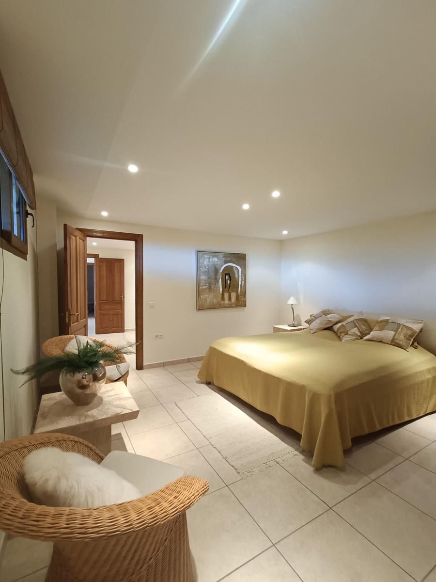 8 sypialnia Finka/Dom wiejski na sprzedaż w Coin z basenem garażem - 2 400 000 € (Ref: 9755692)