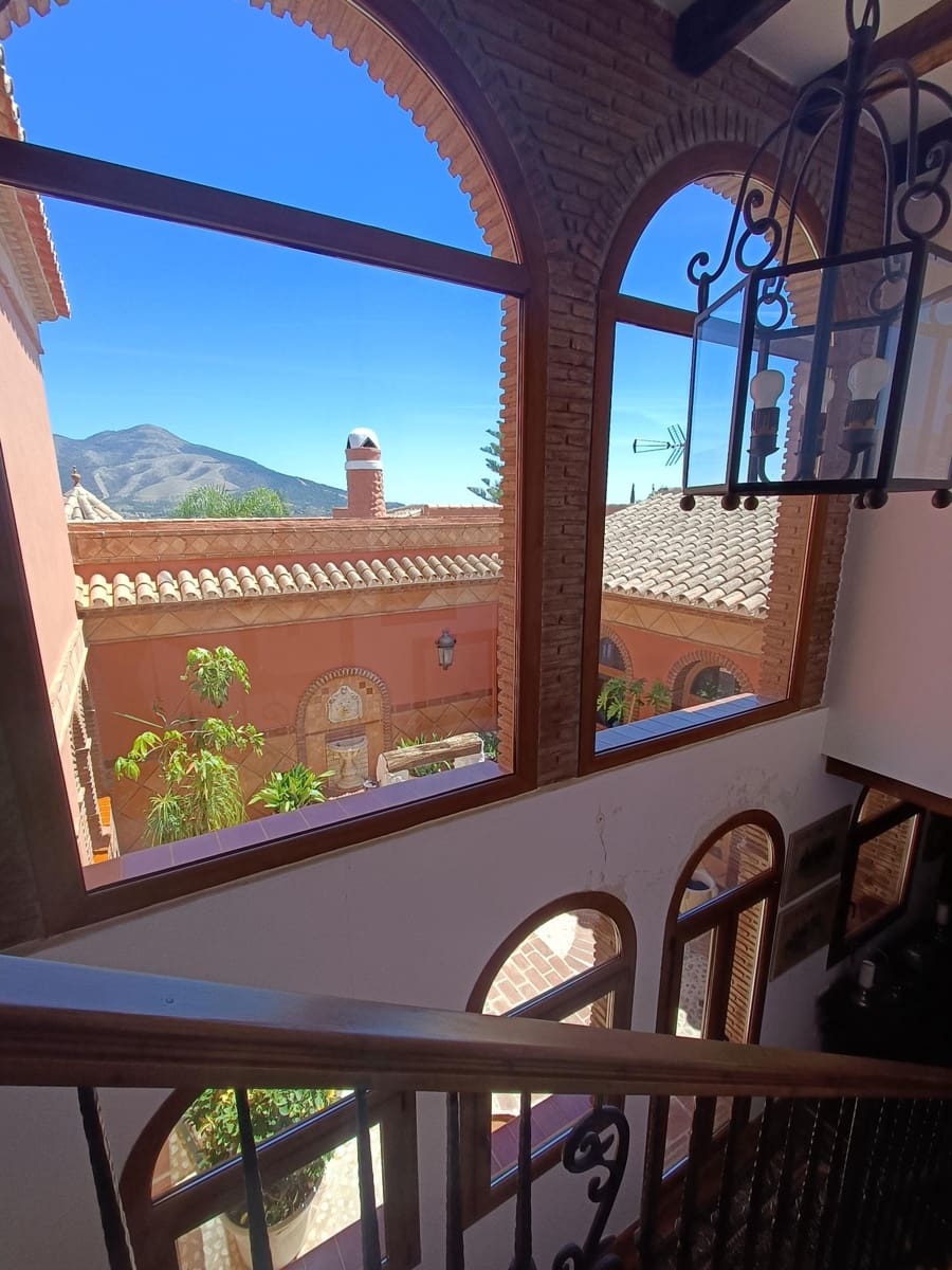 8 sypialnia Finka/Dom wiejski na sprzedaż w Coin z basenem garażem - 2 400 000 € (Ref: 9755692)