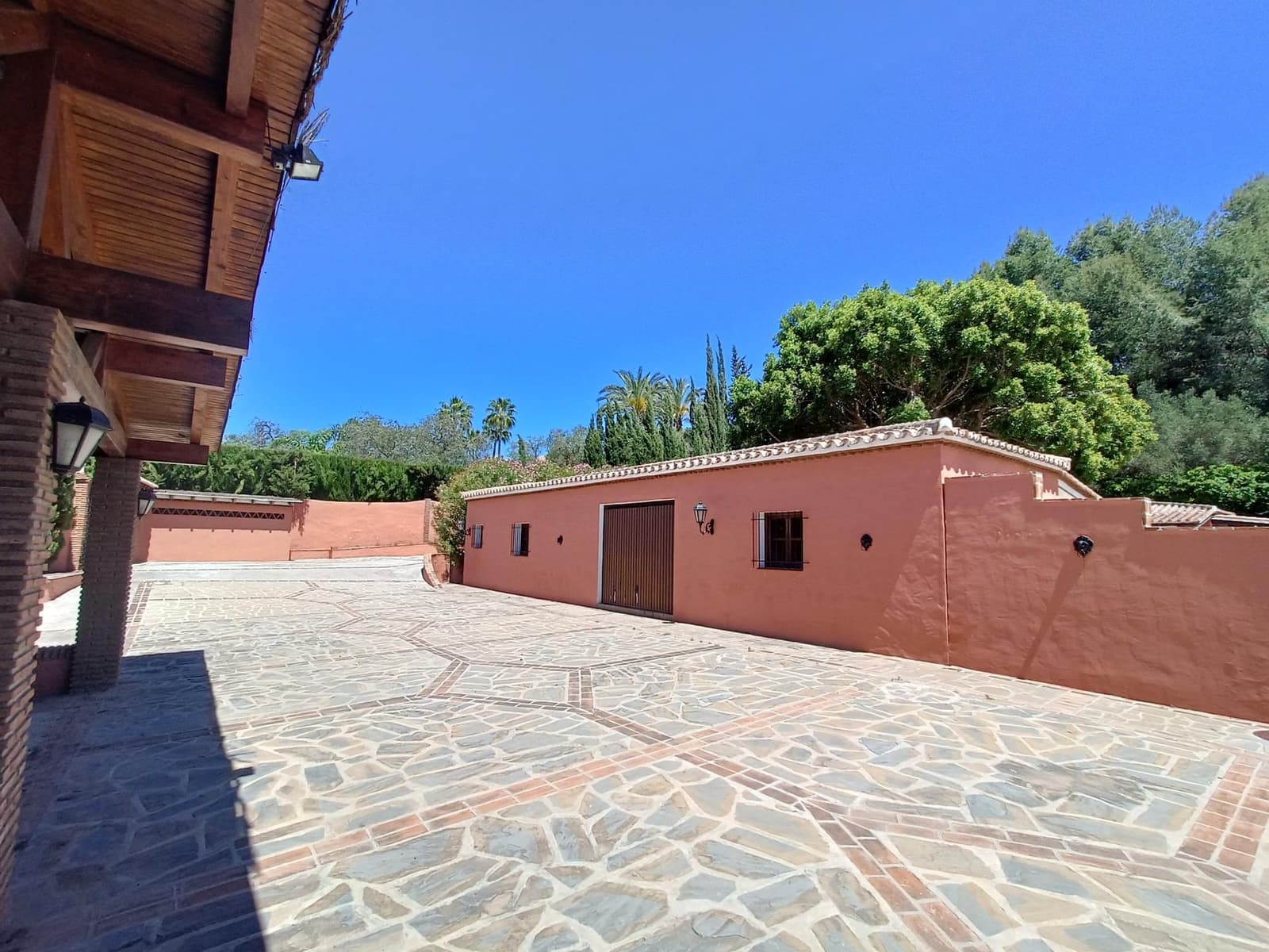 8 sypialnia Finka/Dom wiejski na sprzedaż w Coin z basenem garażem - 2 400 000 € (Ref: 9755692)