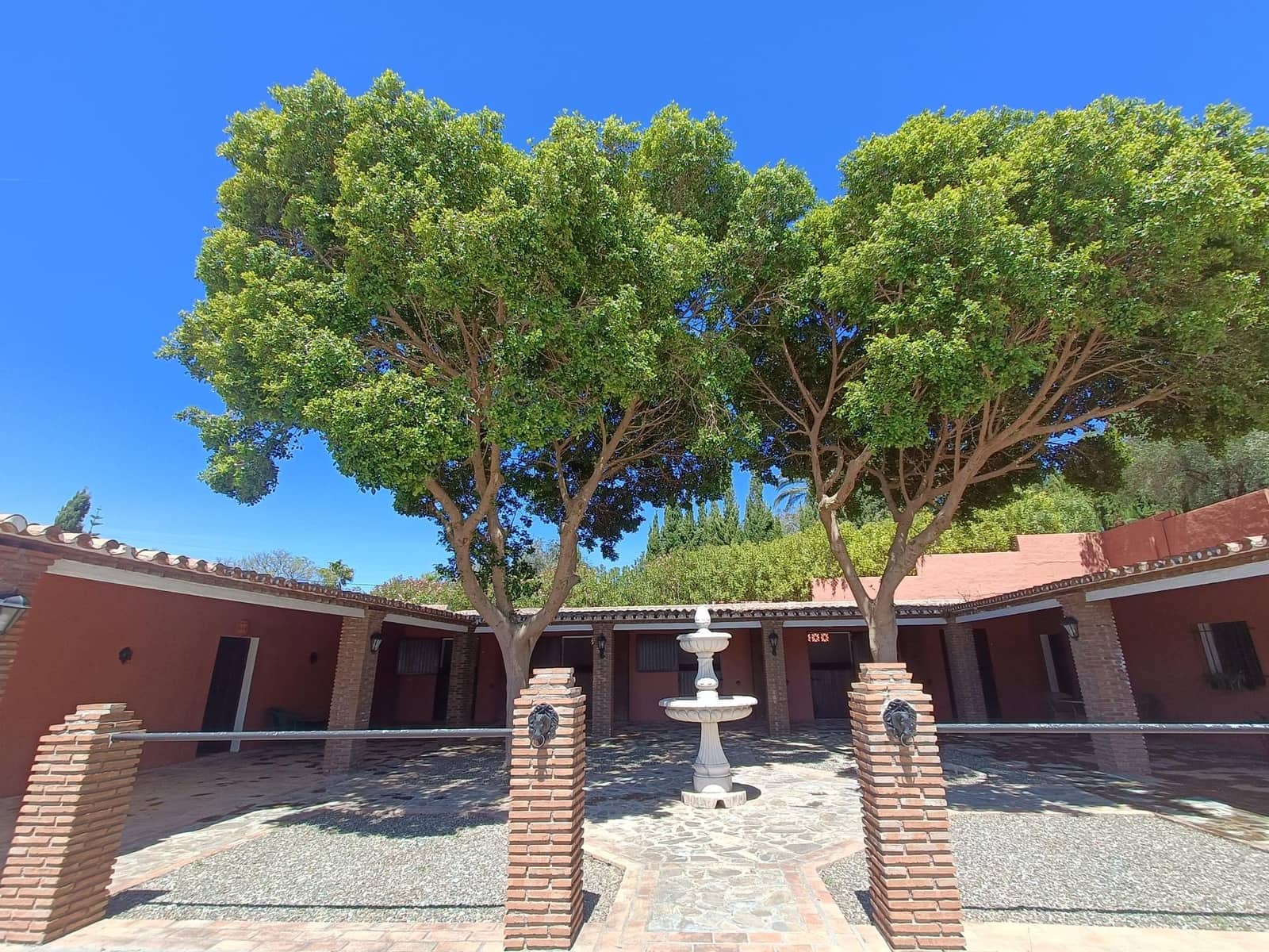 8 sypialnia Finka/Dom wiejski na sprzedaż w Coin z basenem garażem - 2 400 000 € (Ref: 9755692)