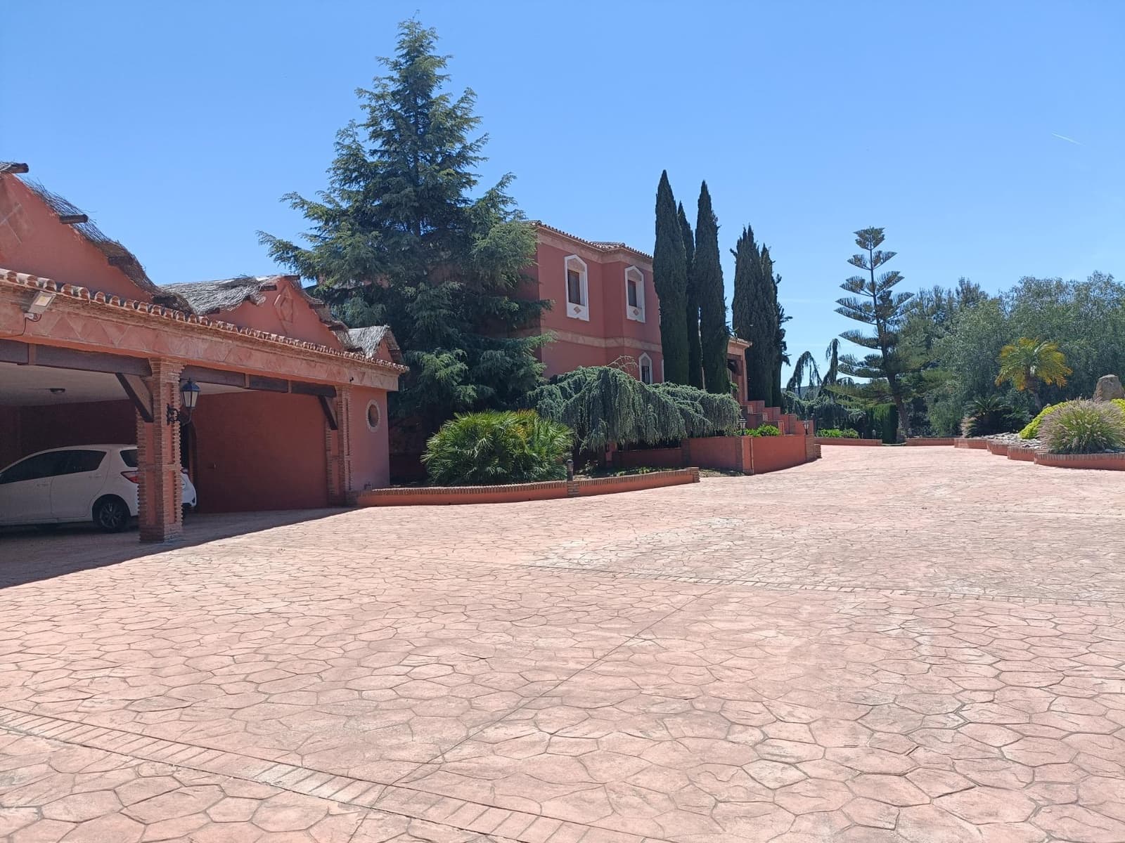 8 sypialnia Finka/Dom wiejski na sprzedaż w Coin z basenem garażem - 2 400 000 € (Ref: 9755692)