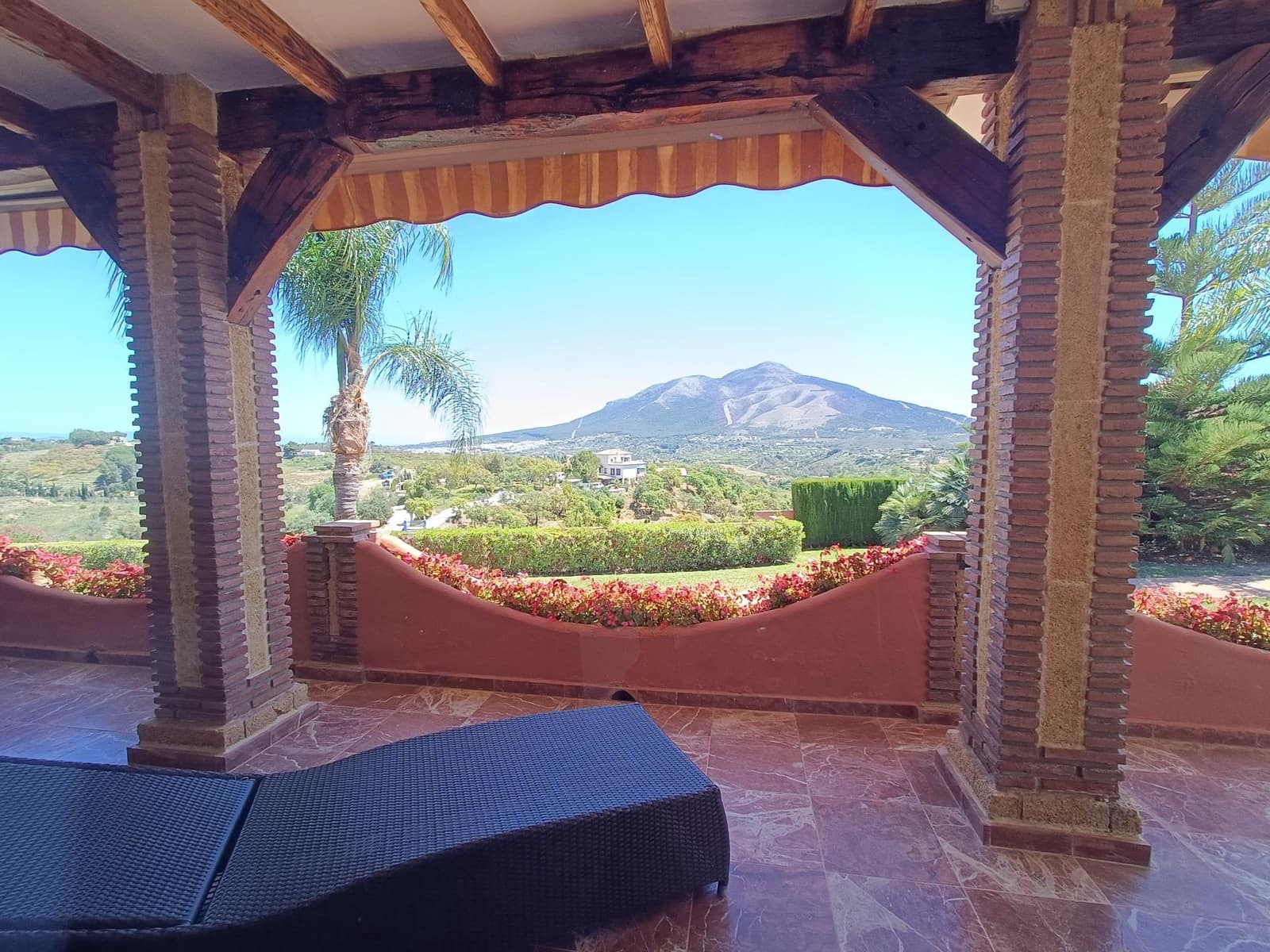 8 sypialnia Finka/Dom wiejski na sprzedaż w Coin z basenem garażem - 2 400 000 € (Ref: 9755692)