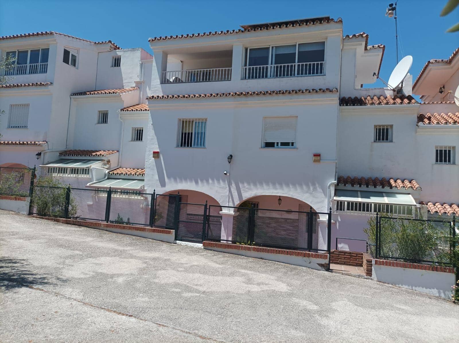 4 makuuhuone Rivitalo myytävänä paikassa Alhaurin el Grande mukana uima-altaan - 369 000 € (Ref: 9860107)
