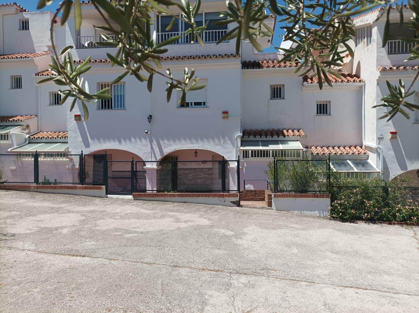 4 makuuhuone Rivitalo myytävänä paikassa Alhaurin el Grande mukana uima-altaan - 369 000 € (Ref: 9860107)
