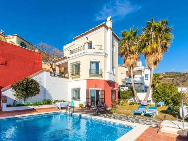 4 bedroom Villa for holiday rental in Torrox with pool - € 2,600 (Ref: 8124786)