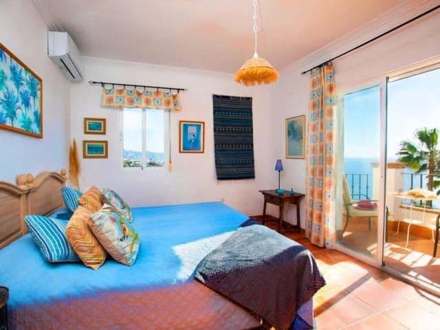 4 bedroom Villa for holiday rental in Torrox with pool - € 2,600 (Ref: 8124786)