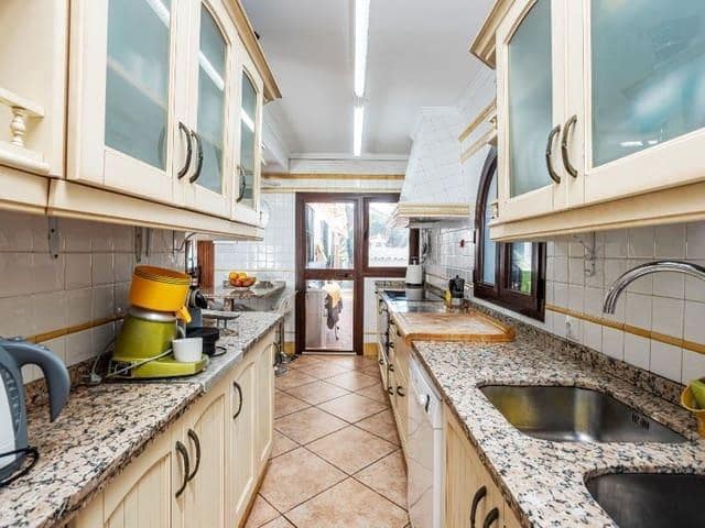   4 soveværelse   ferieVilla i Marbella   med   swimmingpool  garage  - € 3.400 (Ref: 8124852)