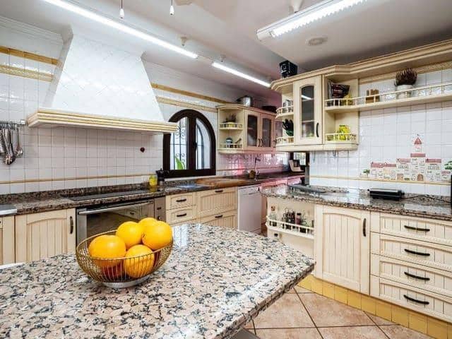   4 soveværelse   ferieVilla i Marbella   med   swimmingpool  garage  - € 3.400 (Ref: 8124852)