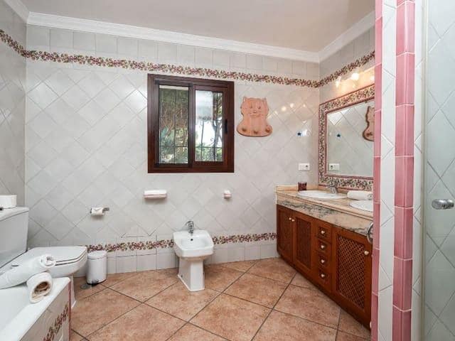   4 soveværelse   ferieVilla i Marbella   med   swimmingpool  garage  - € 3.400 (Ref: 8124852)